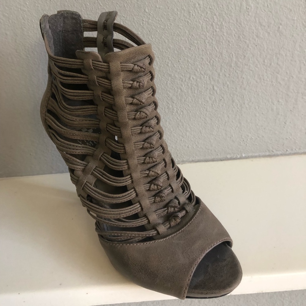 Vince Camuto/ gladiator heel/ size 7 1/2/ grey